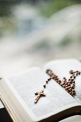 포토 JPG 스튜디오촬영 종교 백그라운드 십자가 종교용품 사람없음 아웃포커스 성당 성경 천주교 예수 하나님 오브젝트 천주교용품 묵주 성물 국내포토 종교건축 촬영기법 실내 신_종교 파일형식