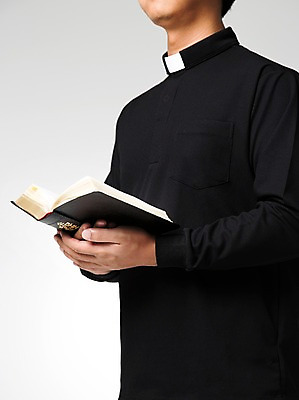 포토 JPG 스튜디오촬영 남자 종교 백그라운드 십자가 종교용품 한명 들기 사람 상반신 성인 성당 성경 천주교 기도 예수 하나님 성직자 오브젝트 천주교용품 신부님 남자만 남자한명만 성인남자만 성인만 국내포토 1 종교건축 모션 실내 신_종교 파일형식