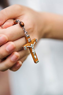 포토 JPG 스튜디오촬영 손 종교 백그라운드 십자가 종교용품 한명 사람 손짓 아웃포커스 신체부위 성당 천주교 기도 예수 하나님 오브젝트 천주교용품 묵주 성물 국내포토 1 종교건축 모션 촬영기법 실내 신_종교 파일형식