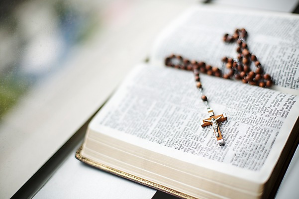 포토 JPG 스튜디오촬영 종교 백그라운드 십자가 종교용품 사람없음 아웃포커스 성당 성경 천주교 예수 하나님 오브젝트 천주교용품 묵주 성물 국내포토 종교건축 촬영기법 실내 신_종교 파일형식