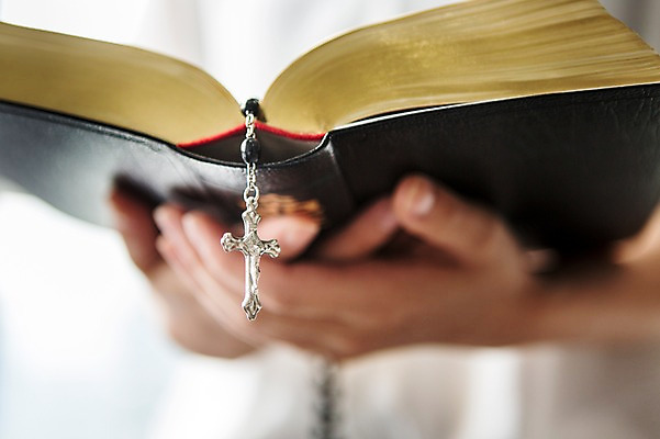 포토 JPG 스튜디오촬영 손 종교 백그라운드 십자가 종교용품 들기 사람 아웃포커스 신체부위 성당 성경 천주교 예수 하나님 오브젝트 천주교용품 묵주 성물 국내포토 종교건축 모션 촬영기법 실내 신_종교 파일형식