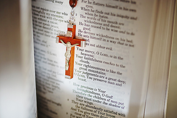 포토 JPG 스튜디오촬영 종교 백그라운드 십자가 종교용품 근접촬영 사람없음 성당 성경 천주교 예수 하나님 오브젝트 천주교용품 묵주 성물 국내포토 뷰포인트 종교건축 실내 신_종교 파일형식