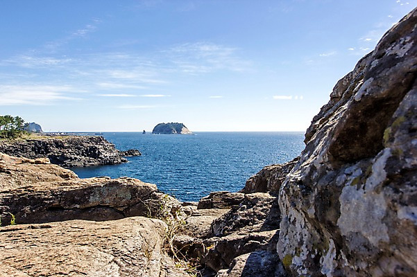 포토 JPG 주간 바다 한국 풍경 사람없음 야외 제주도 돌_바위 바위 외돌개 국내포토 자연요소 아시아 파일형식