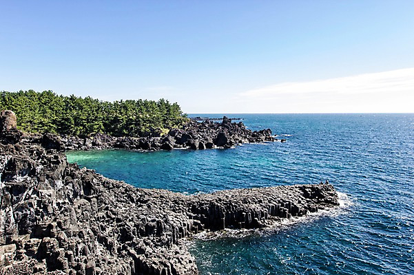 포토 JPG 주간 바다 한국 풍경 사람없음 야외 제주도 돌_바위 바위 주상절리 국내포토 자연요소 아시아 파일형식