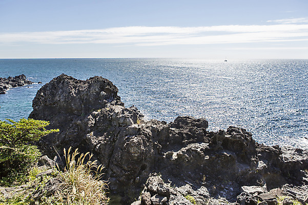 포토 JPG 주간 바다 여행 한국 풍경 사람없음 야외 제주도 돌_바위 바위 주상절리 국내포토 자연요소 아시아 파일형식