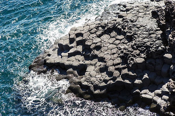 포토 JPG 주간 바다 여행 한국 풍경 사람없음 야외 제주도 돌_바위 바위 주상절리 국내포토 자연요소 아시아 파일형식