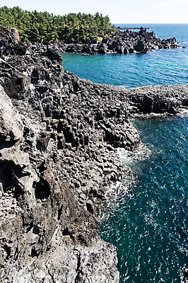 포토 JPG 주간 바다 여행 한국 풍경 사람없음 야외 제주도 돌_바위 바위 주상절리 국내포토 자연요소 아시아 파일형식