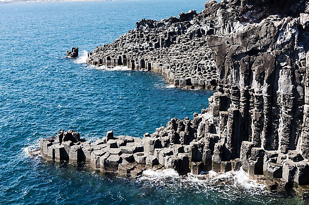 포토 JPG 주간 바다 여행 한국 풍경 사람없음 야외 제주도 돌_바위 바위 주상절리 국내포토 자연요소 아시아 파일형식