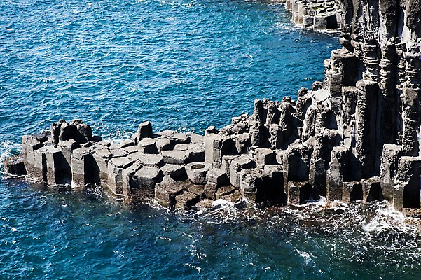 포토 JPG 주간 바다 여행 한국 풍경 사람없음 야외 제주도 돌_바위 바위 주상절리 국내포토 자연요소 아시아 파일형식
