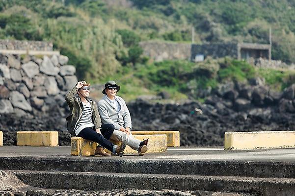 포토 JPG 주간 전신 모자 남자 행복 아들 50대 여행 가족 한국 사람 앉기 성인 취미 야외 두명 앞모습 30대 부모 선글라스 제주도 한국인 자녀 아빠 즐거움 상쾌 방파제 부자지간 성인남자만 국내포토 자연요소 잡화 공공시설 감정 아시아 안경 뷰포인트 중년 관계 모션 동양인 장년 남자만 성인만 파일형식