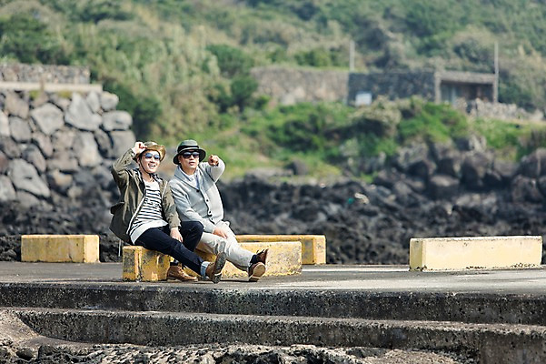 포토 JPG 주간 전신 모자 남자 행복 아들 50대 여행 가족 한국 사람 앉기 성인 취미 야외 두명 앞모습 30대 부모 선글라스 제주도 한국인 자녀 가리킴 아빠 즐거움 상쾌 방파제 부자지간 성인남자만 국내포토 자연요소 잡화 공공시설 감정 아시아 안경 뷰포인트 중년 관계 모션 동양인 손짓 장년 남자만 성인만 파일형식