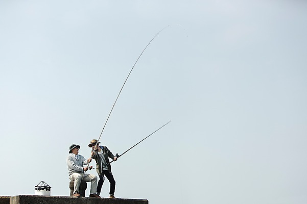 포토 JPG 주간 전신 모자 남자 행복 아들 50대 여행 가족 낚시 한국 함께함 서기 들기 사람 앉기 성인 취미 야외 두명 앞모습 옆모습 30대 부모 제주도 한국인 자녀 아빠 낚싯대 즐거움 방파제 아이스박스 부자지간 성인남자만 국내포토 자연요소 잡화 공공시설 감정 아시아 뷰포인트 중년 컨셉 관계 모션 레저 동양인 장년 낚시용품 남자만 성인만 파일형식