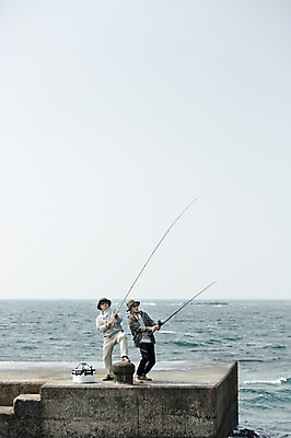 포토 JPG 주간 전신 모자 남자 행복 아들 바다 50대 여행 가족 낚시 한국 함께함 서기 들기 사람 성인 취미 야외 두명 앞모습 30대 부모 제주도 한국인 자녀 아빠 낚싯대 즐거움 방파제 아이스박스 부자지간 성인남자만 국내포토 자연요소 잡화 공공시설 감정 아시아 뷰포인트 중년 컨셉 관계 모션 레저 동양인 장년 낚시용품 남자만 성인만 파일형식