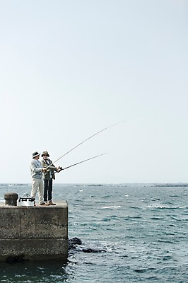 포토 JPG 주간 전신 모자 남자 행복 아들 바다 50대 여행 가족 낚시 한국 함께함 서기 사람 성인 취미 야외 두명 앞모습 30대 부모 제주도 한국인 자녀 아빠 즐거움 방파제 아이스박스 부자지간 성인남자만 국내포토 자연요소 잡화 공공시설 감정 아시아 뷰포인트 중년 컨셉 관계 모션 레저 동양인 장년 남자만 성인만 파일형식