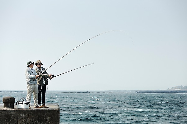 포토 JPG 주간 전신 모자 남자 행복 아들 바다 50대 여행 가족 낚시 한국 함께함 서기 들기 사람 성인 취미 야외 두명 옆모습 30대 부모 제주도 한국인 자녀 아빠 낚싯대 즐거움 방파제 아이스박스 부자지간 성인남자만 국내포토 자연요소 잡화 공공시설 감정 아시아 뷰포인트 중년 컨셉 관계 모션 레저 동양인 장년 낚시용품 남자만 성인만 파일형식