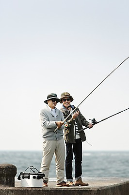 포토 JPG 주간 전신 모자 남자 행복 아들 바다 50대 여행 가족 낚시 한국 함께함 서기 들기 사람 성인 취미 야외 두명 앞모습 30대 부모 제주도 한국인 자녀 아빠 낚싯대 즐거움 방파제 아이스박스 부자지간 성인남자만 국내포토 자연요소 잡화 공공시설 감정 아시아 뷰포인트 중년 컨셉 관계 모션 레저 동양인 장년 낚시용품 남자만 성인만 파일형식