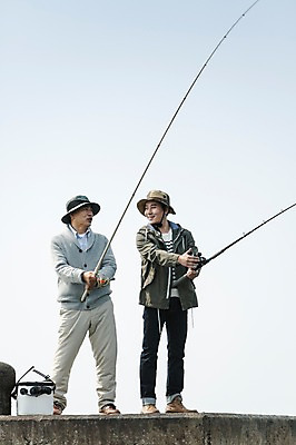 포토 JPG 주간 전신 모자 남자 행복 아들 50대 여행 가족 낚시 한국 함께함 서기 미소 들기 사람 성인 취미 야외 두명 앞모습 30대 부모 제주도 한국인 자녀 아빠 낚싯대 즐거움 방파제 아이스박스 부자지간 성인남자만 국내포토 자연요소 잡화 공공시설 감정 아시아 뷰포인트 중년 컨셉 관계 모션 레저 표정 동양인 장년 낚시용품 남자만 성인만 파일형식