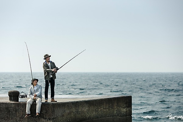 포토 JPG 주간 전신 모자 남자 행복 아들 바다 50대 여행 가족 낚시 한국 함께함 서기 들기 사람 앉기 성인 취미 야외 두명 30대 부모 제주도 한국인 자녀 아빠 낚싯대 즐거움 방파제 아이스박스 부자지간 성인남자만 국내포토 자연요소 잡화 공공시설 감정 아시아 중년 컨셉 관계 모션 레저 동양인 장년 낚시용품 남자만 성인만 파일형식