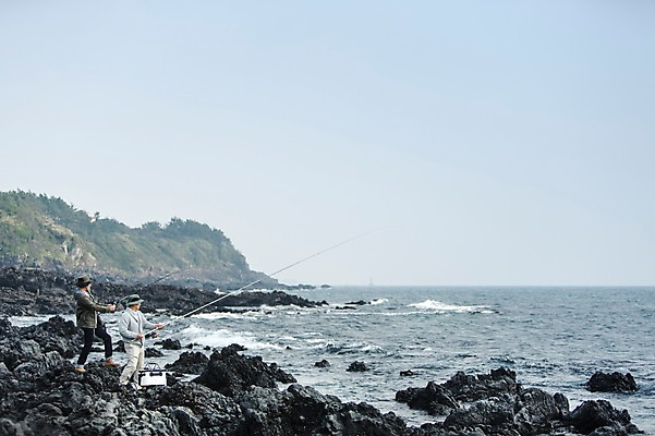 포토 JPG 주간 전신 남자 행복 아들 50대 여행 가족 낚시 한국 함께함 서기 들기 사람 성인 취미 해변 야외 두명 옆모습 30대 부모 제주도 한국인 돌_바위 자녀 아빠 낚싯대 즐거움 아이스박스 부자지간 성인남자만 국내포토 자연요소 감정 아시아 바다 뷰포인트 중년 컨셉 관계 모션 레저 동양인 장년 낚시용품 남자만 성인만 파일형식