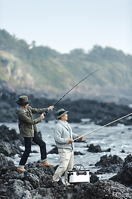 포토 JPG 주간 전신 모자 남자 행복 아들 50대 여행 가족 낚시 한국 함께함 서기 들기 사람 성인 취미 해변 야외 두명 앞모습 30대 부모 제주도 한국인 돌_바위 자녀 아빠 낚싯대 즐거움 아이스박스 부자지간 성인남자만 국내포토 자연요소 잡화 감정 아시아 바다 뷰포인트 중년 컨셉 관계 모션 레저 동양인 장년 낚시용품 남자만 성인만 파일형식