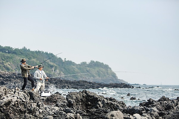 포토 JPG 주간 전신 남자 행복 아들 50대 여행 가족 낚시 한국 함께함 서기 들기 사람 성인 취미 해변 야외 두명 옆모습 30대 부모 제주도 한국인 돌_바위 자녀 아빠 낚싯대 즐거움 아이스박스 부자지간 성인남자만 국내포토 자연요소 감정 아시아 바다 뷰포인트 중년 컨셉 관계 모션 레저 동양인 장년 낚시용품 남자만 성인만 파일형식