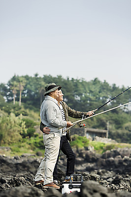 포토 JPG 주간 전신 남자 행복 아들 50대 여행 가족 낚시 한국 함께함 서기 들기 사람 성인 취미 해변 야외 두명 앞모습 30대 부모 제주도 한국인 돌_바위 자녀 아빠 낚싯대 즐거움 아이스박스 부자지간 성인남자만 국내포토 자연요소 감정 아시아 바다 뷰포인트 중년 컨셉 관계 모션 레저 동양인 장년 낚시용품 남자만 성인만 파일형식
