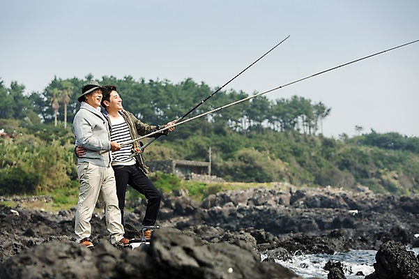 포토 JPG 주간 전신 남자 행복 아들 50대 여행 가족 낚시 한국 함께함 서기 미소 들기 사람 성인 취미 해변 야외 두명 옆모습 30대 부모 제주도 한국인 돌_바위 자녀 아빠 낚싯대 즐거움 부자지간 성인남자만 국내포토 자연요소 감정 아시아 바다 뷰포인트 중년 컨셉 관계 모션 레저 표정 동양인 장년 낚시용품 남자만 성인만 파일형식