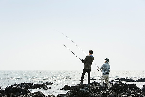 포토 JPG 주간 전신 남자 행복 아들 50대 여행 가족 낚시 한국 함께함 서기 들기 사람 성인 취미 해변 야외 두명 뒷모습 30대 부모 제주도 한국인 돌_바위 자녀 아빠 낚싯대 즐거움 부자지간 성인남자만 국내포토 자연요소 감정 아시아 바다 뷰포인트 중년 컨셉 관계 모션 레저 동양인 장년 낚시용품 남자만 성인만 파일형식