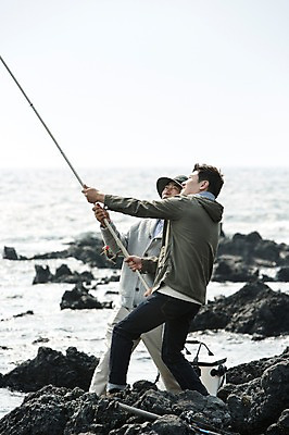 포토 JPG 주간 전신 남자 행복 아들 50대 여행 가족 낚시 한국 함께함 서기 들기 사람 성인 취미 해변 야외 두명 옆모습 30대 부모 제주도 한국인 돌_바위 자녀 아빠 낚싯대 즐거움 아이스박스 부자지간 성인남자만 국내포토 자연요소 감정 아시아 바다 뷰포인트 중년 컨셉 관계 모션 레저 동양인 장년 낚시용품 남자만 성인만 파일형식