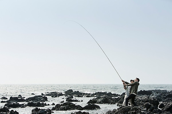 포토 JPG 주간 전신 남자 행복 아들 50대 여행 가족 낚시 한국 함께함 서기 들기 사람 성인 취미 해변 야외 두명 옆모습 30대 부모 제주도 한국인 돌_바위 자녀 아빠 낚싯대 즐거움 아이스박스 부자지간 성인남자만 국내포토 자연요소 감정 아시아 바다 뷰포인트 중년 컨셉 관계 모션 레저 동양인 장년 낚시용품 남자만 성인만 파일형식