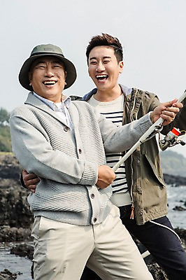 포토 JPG 주간 남자 행복 아들 50대 여행 가족 낚시 한국 함께함 서기 미소 들기 사람 상반신 성인 취미 해변 야외 두명 앞모습 30대 부모 제주도 한국인 돌_바위 자녀 아빠 낚싯대 즐거움 부자지간 성인남자만 국내포토 자연요소 감정 아시아 바다 뷰포인트 중년 컨셉 관계 모션 레저 표정 동양인 장년 낚시용품 남자만 성인만 파일형식