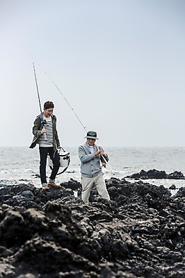 포토 JPG 주간 전신 남자 행복 아들 50대 여행 가족 낚시 한국 함께함 들기 사람 성인 취미 해변 야외 두명 앞모습 30대 부모 제주도 걷기 한국인 돌_바위 자녀 아빠 낚싯대 즐거움 아이스박스 부자지간 성인남자만 국내포토 자연요소 감정 아시아 바다 뷰포인트 중년 컨셉 관계 모션 레저 동양인 장년 낚시용품 남자만 성인만 파일형식