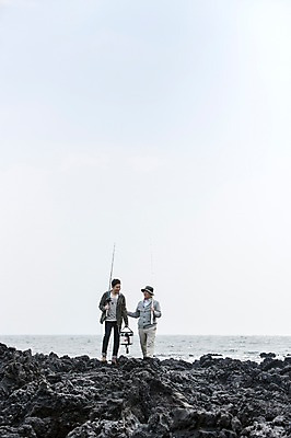 포토 JPG 주간 전신 남자 행복 아들 50대 여행 가족 낚시 한국 함께함 서기 들기 사람 성인 취미 해변 야외 두명 앞모습 30대 부모 제주도 한국인 돌_바위 자녀 아빠 낚싯대 즐거움 아이스박스 부자지간 성인남자만 국내포토 자연요소 감정 아시아 바다 뷰포인트 중년 컨셉 관계 모션 레저 동양인 장년 낚시용품 남자만 성인만 파일형식