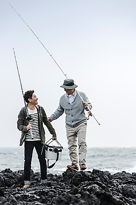 포토 JPG 주간 전신 남자 행복 아들 50대 여행 가족 낚시 한국 함께함 서기 들기 사람 성인 취미 해변 야외 두명 앞모습 30대 부모 제주도 마주보기 한국인 돌_바위 자녀 아빠 낚싯대 즐거움 아이스박스 부자지간 성인남자만 국내포토 자연요소 감정 아시아 바다 뷰포인트 중년 컨셉 관계 모션 레저 동양인 장년 낚시용품 남자만 성인만 파일형식