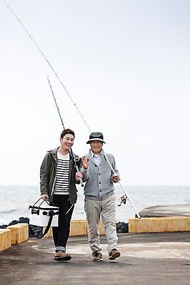 포토 JPG 주간 전신 남자 행복 아들 50대 여행 가족 낚시 한국 함께함 들기 사람 성인 취미 야외 두명 앞모습 30대 부모 제주도 걷기 다정 한국인 자녀 아빠 낚싯대 즐거움 방파제 아이스박스 부자지간 성인남자만 국내포토 자연요소 공공시설 감정 아시아 뷰포인트 중년 컨셉 관계 모션 레저 동양인 장년 낚시용품 남자만 성인만 파일형식