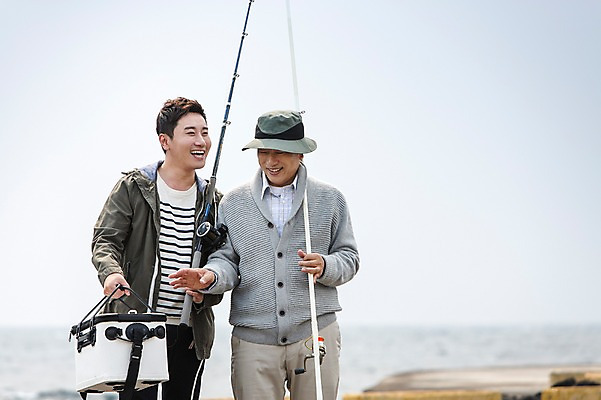 포토 JPG 주간 남자 행복 아들 50대 여행 가족 낚시 한국 함께함 들기 사람 상반신 성인 취미 야외 두명 앞모습 30대 부모 제주도 걷기 한국인 자녀 아빠 낚싯대 즐거움 방파제 아이스박스 부자지간 성인남자만 국내포토 자연요소 공공시설 감정 아시아 뷰포인트 중년 컨셉 관계 모션 레저 동양인 장년 낚시용품 남자만 성인만 파일형식