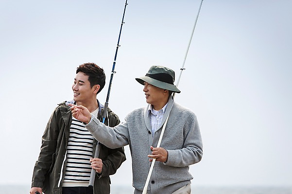 포토 JPG 주간 남자 행복 아들 50대 여행 가족 낚시 한국 함께함 미소 들기 사람 상반신 성인 취미 야외 두명 앞모습 30대 부모 제주도 걷기 한국인 자녀 아빠 낚싯대 즐거움 방파제 부자지간 성인남자만 국내포토 자연요소 공공시설 감정 아시아 뷰포인트 중년 컨셉 관계 모션 레저 표정 동양인 장년 낚시용품 남자만 성인만 파일형식