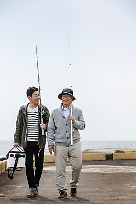 포토 JPG 주간 전신 남자 행복 아들 50대 여행 가족 낚시 한국 함께함 미소 들기 사람 성인 취미 야외 두명 앞모습 30대 부모 제주도 걷기 한국인 자녀 아빠 낚싯대 즐거움 방파제 아이스박스 부자지간 성인남자만 국내포토 자연요소 공공시설 감정 아시아 뷰포인트 중년 컨셉 관계 모션 레저 표정 동양인 장년 낚시용품 남자만 성인만 파일형식