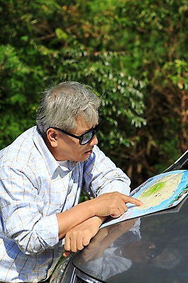 포토 JPG 주간 남자 행복 도로 50대 여행 지도 자동차 한국 한명 서기 사람 상반신 성인 취미 야외 옆모습 부모 선글라스 제주도 한국인 아빠 즐거움 상쾌 길찾기 안식처 남자한명만 성인남자만 성인한명만 성인남자한명만 중년만 중년남자만 중년남자한명만 국내포토 자연요소 1 감정 아시아 안경 길 육상교통 뷰포인트 중년 가족 교통시설 모션 휴식 동양인 남자만 성인만 파일형식