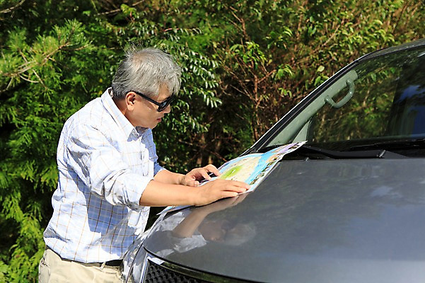 포토 JPG 주간 남자 행복 도로 50대 여행 지도 자동차 한국 한명 서기 사람 상반신 성인 취미 야외 옆모습 부모 선글라스 제주도 한국인 아빠 즐거움 상쾌 길찾기 남자한명만 성인남자만 성인한명만 성인남자한명만 중년만 중년남자만 중년남자한명만 국내포토 자연요소 1 감정 아시아 안경 길 육상교통 뷰포인트 중년 가족 교통시설 모션 동양인 남자만 성인만 파일형식