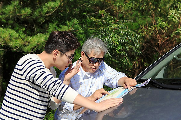 포토 JPG 주간 남자 행복 도로 아들 50대 여행 지도 가족 자동차 한국 서기 사람 상반신 성인 취미 야외 두명 옆모습 30대 부모 선글라스 제주도 한국인 자녀 아빠 즐거움 상쾌 길찾기 부자지간 성인남자만 국내포토 자연요소 감정 아시아 안경 길 육상교통 뷰포인트 중년 관계 교통시설 모션 동양인 장년 남자만 성인만 파일형식