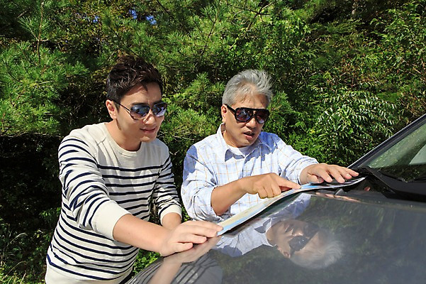 포토 JPG 주간 남자 행복 아들 50대 여행 지도 가족 자동차 한국 서기 미소 사람 상반신 성인 취미 야외 두명 앞모습 30대 부모 선글라스 제주도 한국인 자녀 아빠 즐거움 상쾌 길찾기 부자지간 성인남자만 국내포토 자연요소 감정 아시아 안경 육상교통 뷰포인트 중년 관계 모션 표정 동양인 장년 남자만 성인만 파일형식