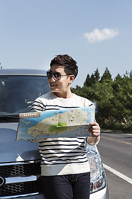 포토 JPG 주간 남자 행복 도로 아들 여행 지도 자동차 한국 한명 서기 미소 사람 상반신 성인 취미 야외 앞모습 30대 선글라스 제주도 기댐 한국인 자녀 즐거움 상쾌 길찾기 남자한명만 성인남자만 국내포토 자연요소 1 감정 아시아 안경 길 육상교통 뷰포인트 가족 교통시설 모션 표정 동양인 장년 남자만 성인만 파일형식