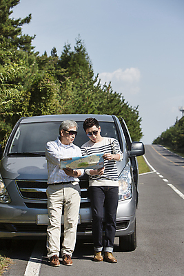 포토 JPG 주간 전신 남자 행복 도로 아들 50대 여행 지도 가족 자동차 한국 서기 사람 성인 취미 야외 두명 앞모습 30대 부모 선글라스 제주도 기댐 한국인 자녀 아빠 즐거움 상쾌 길찾기 부자지간 성인남자만 국내포토 자연요소 감정 아시아 안경 길 육상교통 뷰포인트 중년 관계 교통시설 모션 동양인 장년 남자만 성인만 파일형식