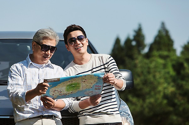 포토 JPG 주간 남자 행복 도로 아들 50대 여행 지도 가족 자동차 한국 서기 사람 상반신 성인 취미 야외 두명 앞모습 30대 부모 선글라스 제주도 기댐 한국인 자녀 아빠 즐거움 상쾌 길찾기 부자지간 성인남자만 국내포토 자연요소 감정 아시아 안경 길 육상교통 뷰포인트 중년 관계 교통시설 모션 동양인 장년 남자만 성인만 파일형식