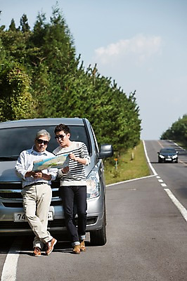 포토 JPG 주간 전신 남자 행복 도로 아들 50대 여행 지도 가족 자동차 한국 서기 사람 성인 취미 야외 두명 앞모습 30대 부모 선글라스 제주도 기댐 한국인 자녀 아빠 즐거움 상쾌 길찾기 부자지간 성인남자만 국내포토 자연요소 감정 아시아 안경 길 육상교통 뷰포인트 중년 관계 교통시설 모션 동양인 장년 남자만 성인만 파일형식