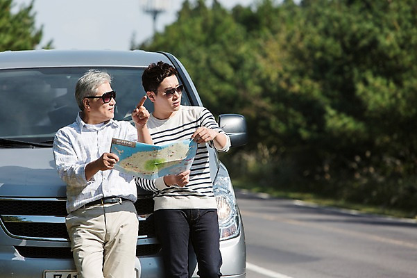 포토 JPG 주간 남자 행복 아들 50대 여행 지도 가족 자동차 한국 서기 사람 상반신 성인 취미 야외 두명 앞모습 30대 부모 선글라스 제주도 기댐 한국인 자녀 아빠 즐거움 상쾌 길찾기 부자지간 성인남자만 국내포토 자연요소 감정 아시아 안경 육상교통 뷰포인트 중년 관계 모션 동양인 장년 남자만 성인만 파일형식