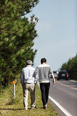 포토 JPG 주간 전신 남자 행복 도로 아들 50대 여행 가족 한국 사람 성인 취미 야외 두명 뒷모습 30대 부모 제주도 걷기 차도 한국인 자녀 아빠 즐거움 상쾌 부자지간 성인남자만 국내포토 자연요소 감정 아시아 길 뷰포인트 중년 관계 교통시설 모션 동양인 장년 남자만 성인만 파일형식