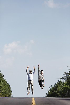포토 JPG 주간 전신 남자 행복 도로 아들 50대 여행 가족 한국 사람 손짓 성인 취미 야외 두명 앞모습 30대 부모 선글라스 달리기 제주도 손들기 차도 한국인 자녀 아빠 즐거움 상쾌 부자지간 성인남자만 국내포토 자연요소 감정 아시아 안경 길 뷰포인트 중년 관계 교통시설 모션 동양인 장년 남자만 성인만 파일형식