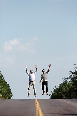 포토 JPG 주간 전신 남자 행복 도로 아들 50대 여행 가족 한국 사람 손짓 성인 취미 야외 두명 앞모습 30대 부모 선글라스 달리기 제주도 손들기 차도 한국인 자녀 아빠 즐거움 상쾌 부자지간 성인남자만 국내포토 자연요소 감정 아시아 안경 길 뷰포인트 중년 관계 교통시설 모션 동양인 장년 남자만 성인만 파일형식